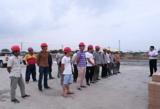 市總工會(huì)攜滁州學(xué)院一行人前往南譙北路橋項(xiàng)目開(kāi)展農(nóng)民工法制宣傳